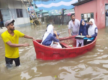 ভারী বৃষ্টিতে জলমগ্ন কুমিল্লা নগরী, নৌকায় পরীক্ষাকেন্দ্রে এইচএসসি শিক্ষার্থীরা