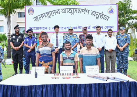 সুন্দরবনে বড় জাহাঙ্গীর বাহিনীর ৩ সদস্যের আত্মসমর্পণ, উদ্ধার জিম্মি জেলে