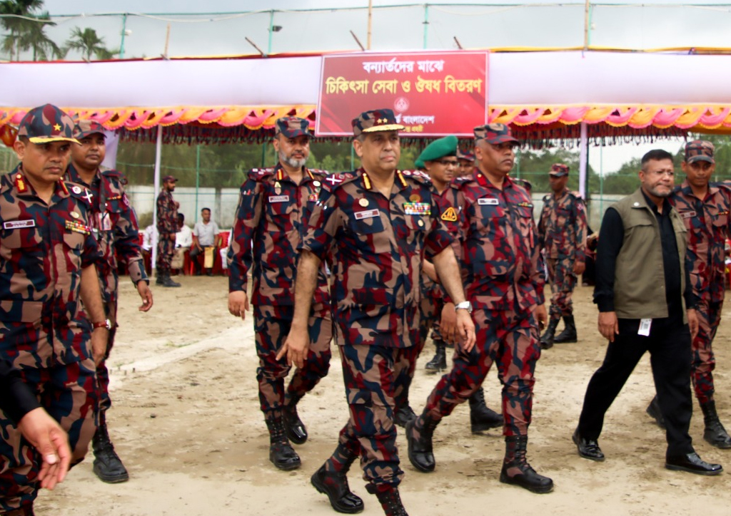 কক্সবাজার সীমান্ত পরিদর্শনে বিজিবি মহাপরিচালক, বন্যাদুর্গতদের মাঝে ত্রাণ বিতরণ