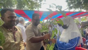 সোনারগাঁওয়ে শিক্ষার্থীদের মাঝে ফলজ গাছের চারা ও ছাতা বিতরণ 