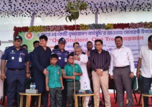 সোনারগাঁওয়ে শিক্ষার্থীদের মাঝে ২০ হাজার গাছের চারা বিতরণ