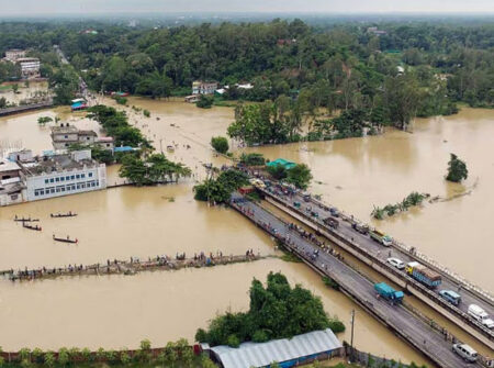 বন্যার্তদের চিকিৎসায় মাঠে স্বাস্থ্যকর্মীরা, ছুটি বাতিল ১১ জেলায়