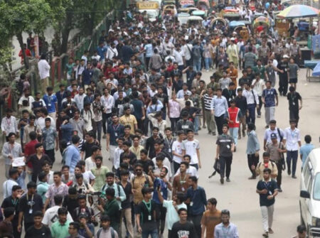 ৩ দফা দাবি নিয়ে সংসদ ভবন অভিমুখে এইচএসসি পরীক্ষার্থীদের পদযাত্রা