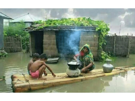 বন্যার পানি ঘরে ঢুকলে আতঙ্ক নয়, আগে করুন এই ৭ কাজ