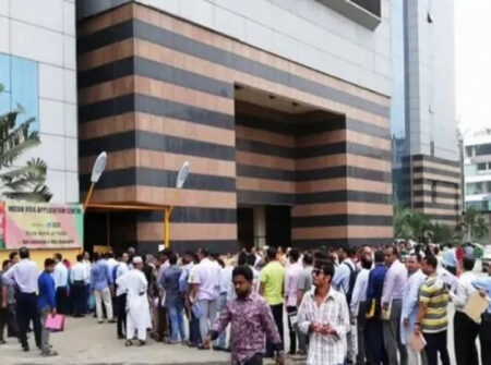 ভারতীয় ভিসা কেন্দ্রে দীর্ঘ সারি, ‘স্লট’ নিয়ে আবেদনকারীদের ভোগান্তি