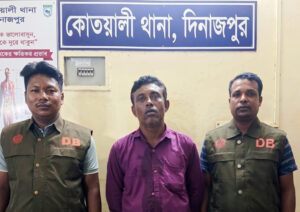 দিনাজপুরে রেলওয়ে স্টেশন এলাকা থেকে কুখ্যাত ডলার প্রতারক গ্রেপ্তার