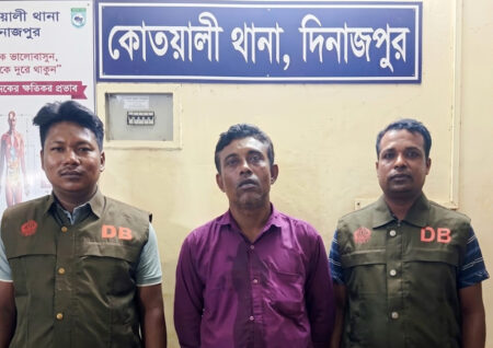দিনাজপুরে রেলওয়ে স্টেশন এলাকা থেকে কুখ্যাত ডলার প্রতারক গ্রেপ্তার
