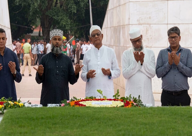 শপথের আগে জিয়াউর রহমান ও খালেদা জিয়ার কবরে শ্রদ্ধা জানালেন মির্জা ফখরুল