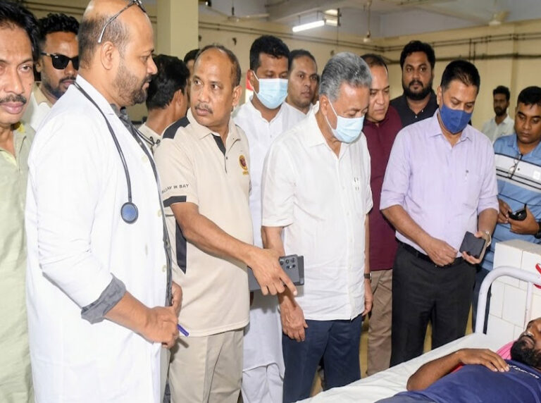 শিপইয়ার্ড দুর্ঘটনায় নিহত ৮, অসুস্থদের পাশে অর্থমন্ত্রী আমির খসরু