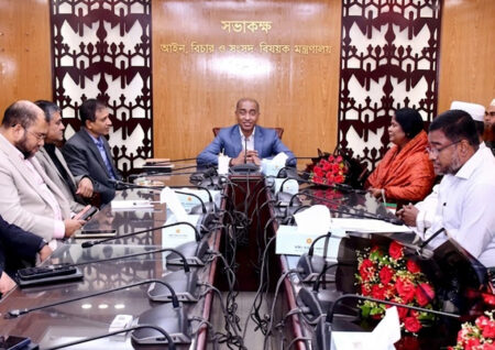 সরকারি কর্মকর্তাদের সততা ও নিষ্ঠার সঙ্গে দায়িত্ব পালনের আহ্বান আইনমন্ত্রীর