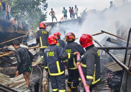 শ্যামলীতে কয়েকটি টিনশেড বসতঘরে আগুন, কাজ করছে ফায়ার সার্ভিস