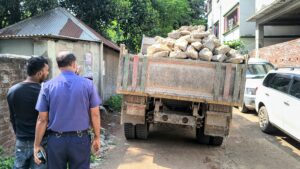 সোনারগাঁওয়ে অবৈধ চুনা ফ্যাক্টরির কাঁচামালবাহী ট্রাক আটক, প্রশাসনের কাছে হস্তান্তর