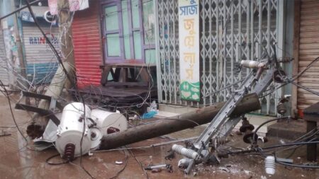 আড়াইহাজারে তিন ট্রান্সফরমারসহ বৈদ্যুতিক খুঁটি ভেঙে পড়ল সড়কে
