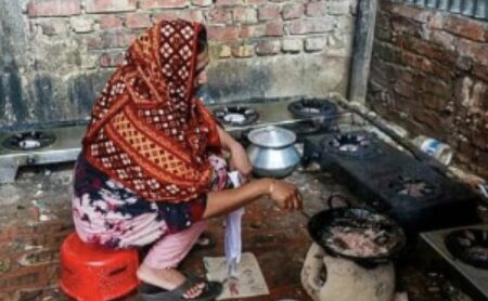 সোনারগাঁওয়ে গ্যাস সংকট চরমে: মাটির চুলায় রান্না