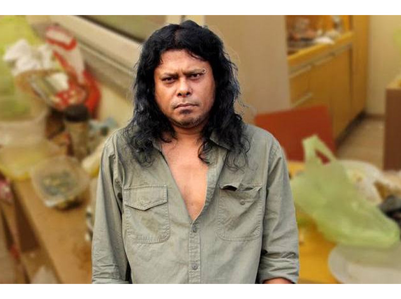 ইতালিতে হোটেল কক্ষ নোংরা রাখার অভিযোগ, জেমসের সফরসঙ্গীদের ২০০ ইউরো জরিমানা