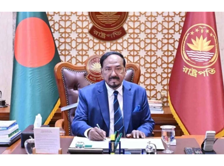 বঙ্গভবন থেকে বিদায় নিলেন অস্থায়ী রাষ্ট্রপতি হাফিজ উদ্দিন আহমদ