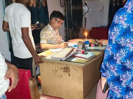 সরকারি হাসপাতালে বিদ্যুৎ নেই, মোমবাতির আলোয় চিকিৎসাসেবা