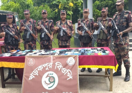 বিজিবির পৃথক অভিযানে চাঁপাইনবাবগঞ্জ সীমান্তে ৩ কোটি ৭ লাখ টাকার পণ্য জব্দ