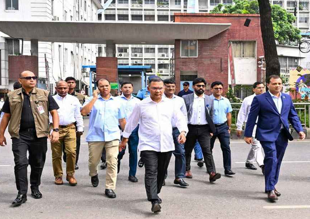 জন্মাষ্টমীর অনুষ্ঠানে যোগ দিতে সচিবালয় থেকে হেঁটে প্রধানমন্ত্রী