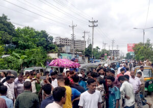 গ্যাস না পেয়ে ঢাকা-ময়মনসিংহ মহাসড়ক অবরোধ সিএনজি চালকদের