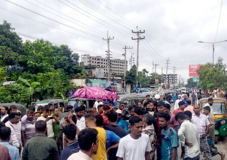 গ্যাস না পেয়ে ঢাকা-ময়মনসিংহ মহাসড়ক অবরোধ সিএনজি চালকদের