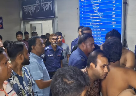 বগুড়ায় রোগীর মৃত্যু নিয়ে স্বজন-ইন্টার্ন চিকিৎসকদের সংঘর্ষ, আহত ১২