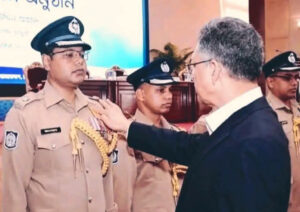 স্বরাষ্ট্রমন্ত্রীর হাতে বিপিএম-সেবা পদক পেলেন দিনাজপুরের অতিরিক্ত পুলিশ সুপার(ক্রাইম অ্যান্ড অপস) মো. আনোয়ার হোসেন
