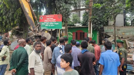 নারায়ণগঞ্জে শ্রমিকদলের কার্যালয়সহ ২০ অবৈধ স্থাপনা গুড়িয়ে দিল বিআইডব্লিউটিএ