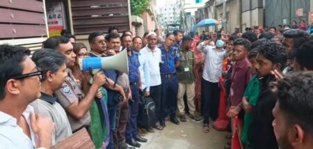 বেতন ও কারখানা চালুর দাবিতে ফতুল্লায় পোশাক শ্রমিকদের সড়ক অবরোধ