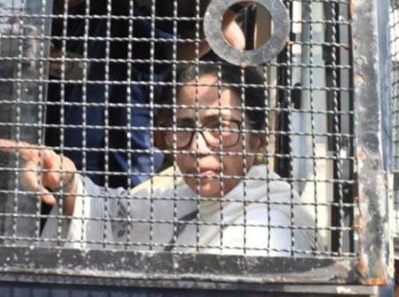 . নির্বাচন কমিশনারের পদত্যাগের দাবিতে বিক্ষোভ, দিল্লিতে আটক মমতা