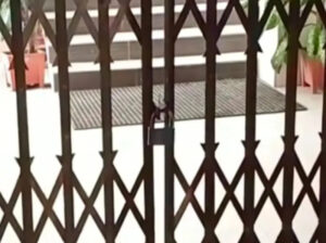 চুয়েটের উপাচার্যকে ভবন ছাড়ার আলটিমেটাম, পরে ফটকে তালা