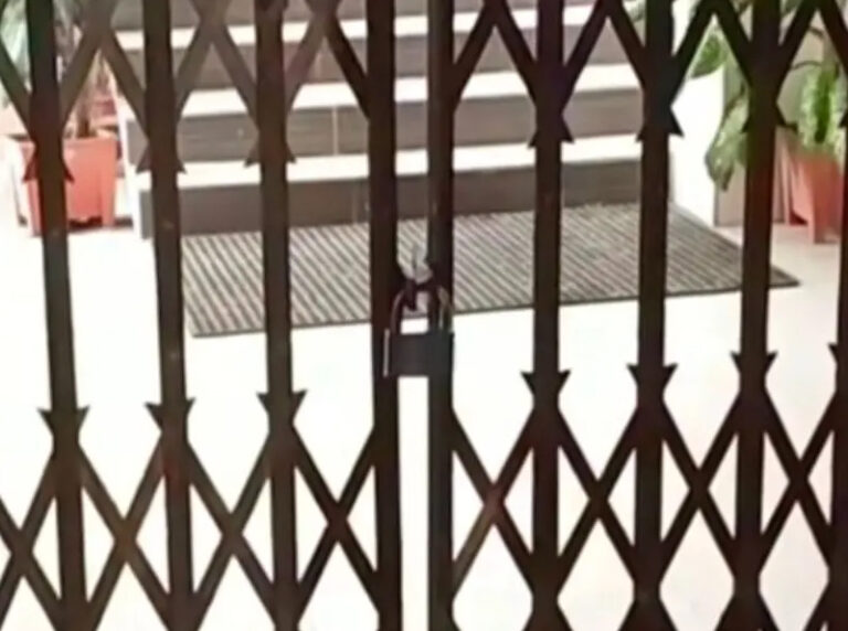 চুয়েটের উপাচার্যকে ভবন ছাড়ার আলটিমেটাম, পরে ফটকে তালা