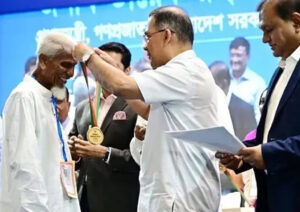গুণী ১০২ শিক্ষককে দুই লাখ টাকা ও ক্রেস্ট দিয়ে সম্মাননা
