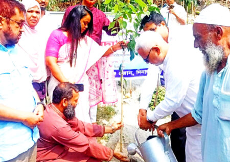 বীরগঞ্জে ২৫ কোটি বৃক্ষরোপণ কর্মসূচির আওতায় জগদল আশ্রয়ণ প্রকল্পে চারা রোপণ উদ্বোধন
