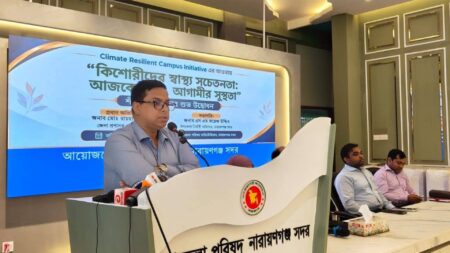 নারায়ণগঞ্জে স্যানিটারি প্যাড ভেন্ডিং মেশিন বিতরণ
