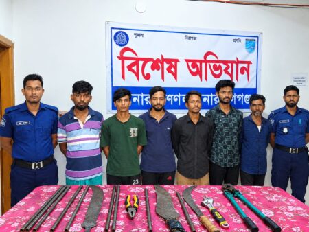 সোনারগাঁওয়ে যানবাহনে ডাকাতির প্রস্তুতিকালে অস্ত্র ও সিএনজিসহ গ্রেফতার ৬