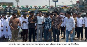 সোনারগাঁওয়ে বাসে হাফ ভাড়ার দাবিতে শিক্ষার্থীদের মহাসড়ক অবরোধ ও বিক্ষোভ