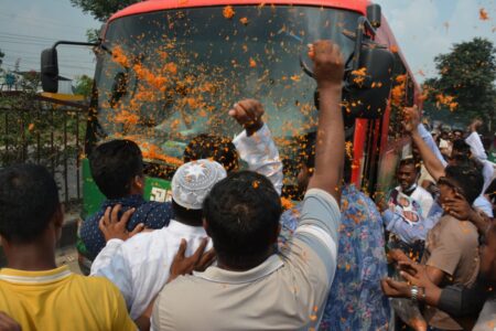 নারায়ণগঞ্জের পথে পথে জনতার ঢল, প্রধানমন্ত্রীর গাড়ি ঘিরে পুষ্পবৃষ্টি