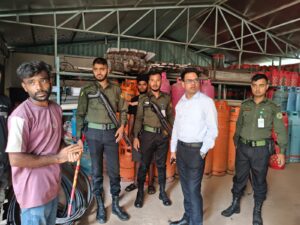 আড়াইহাজারে বেশি দামে এলপিজি বিক্রির দায়ে দুই ব্যবসায়ীকে জরিমানা