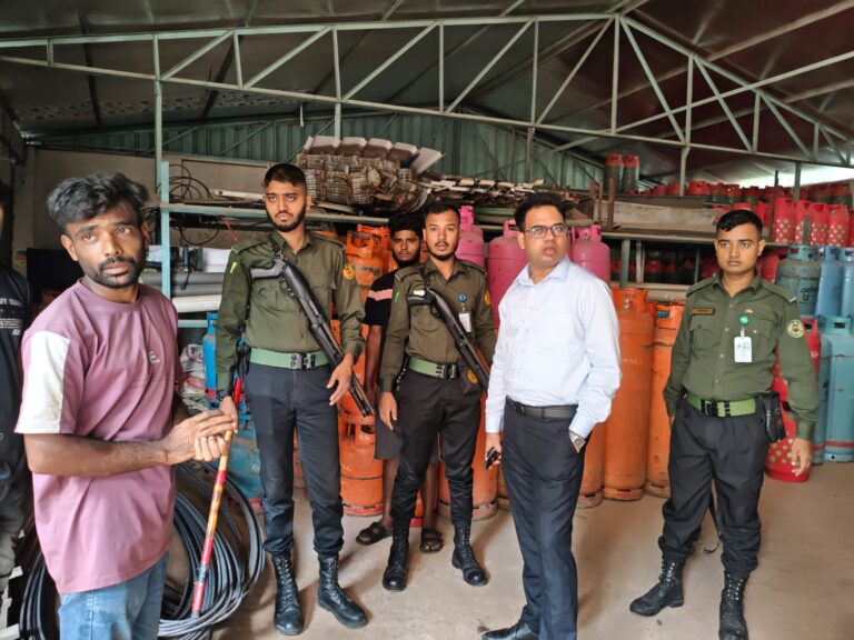 আড়াইহাজারে বেশি দামে এলপিজি বিক্রির দায়ে দুই ব্যবসায়ীকে জরিমানা